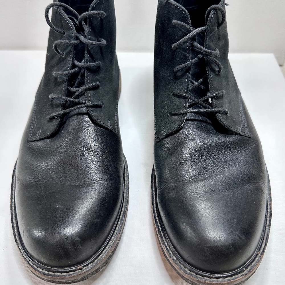 MAKE ME AN OFFER

ECCO Mens Black Leather and Suede lace up Chukka Boot. Size 42